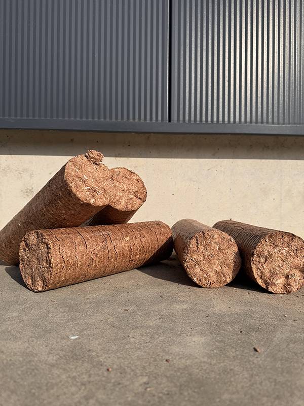 Bûches de bois de chêne densifié